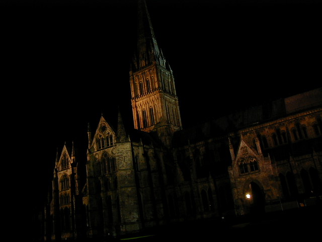 28sept salisbury cathedral by night 4.JPG, 43343 bytes, 9/28/2001