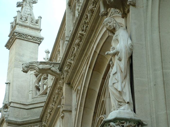 cathedral statue1.JPG, 5/2/2004, 90 kB
