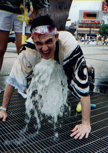 Mike in the fountain.jpg, 69193 bytes, 8/28/1999
