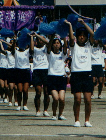Ushizu dancers 3.jpg, 47139 bytes, 12/8/1999