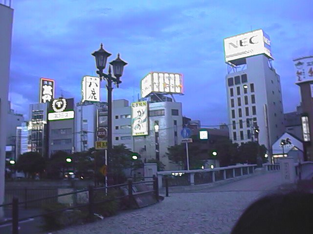 lit signs in fukuoka.jpg, 56359 bytes, 9/24/1999