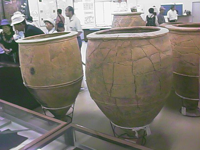 yayoi large urns.jpg, 57026 bytes, 9/25/1999