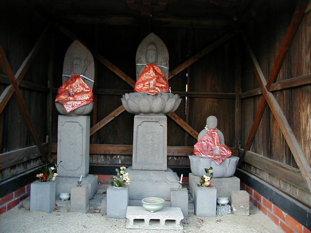 shrine.JPG, 1/3/2005, 57 kB