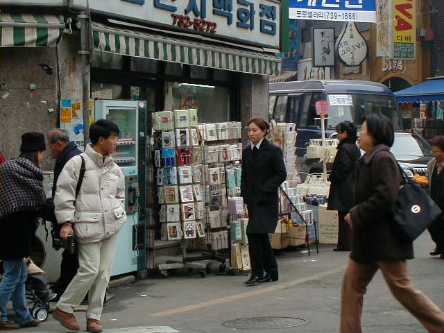 kr - seoul random street scene 2.JPG, 1/3/2005, 61 kB