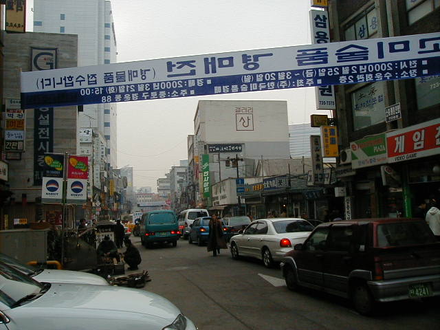 kr - seoul random street scene 4.JPG, 1/3/2005, 59 kB