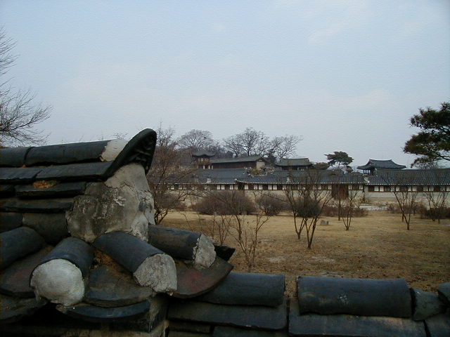 kr chongmyo tower grounds and wall.JPG, 1/3/2005, 60 kB