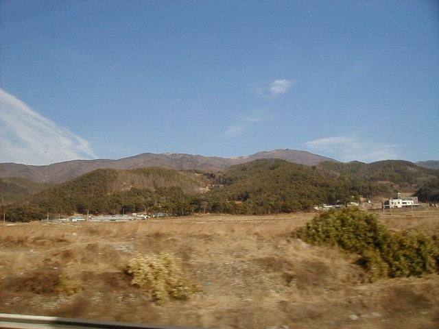 kr countryside from a bus.JPG, 1/3/2005, 58 kB