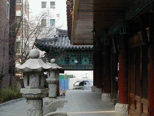 kr small temple grounds.JPG, 1/3/2005, 60 kB