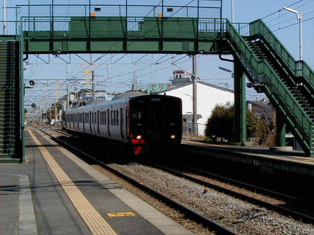 train arriving at ushizu.JPG, 1/3/2005, 61 kB