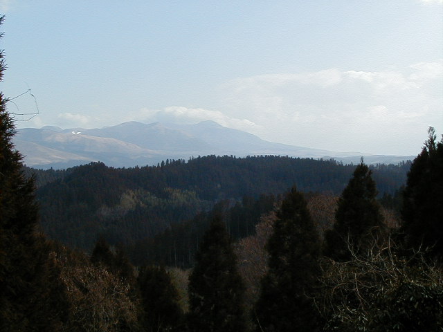 aso trees and mountains.JPG, 1/3/2005, 58 kB