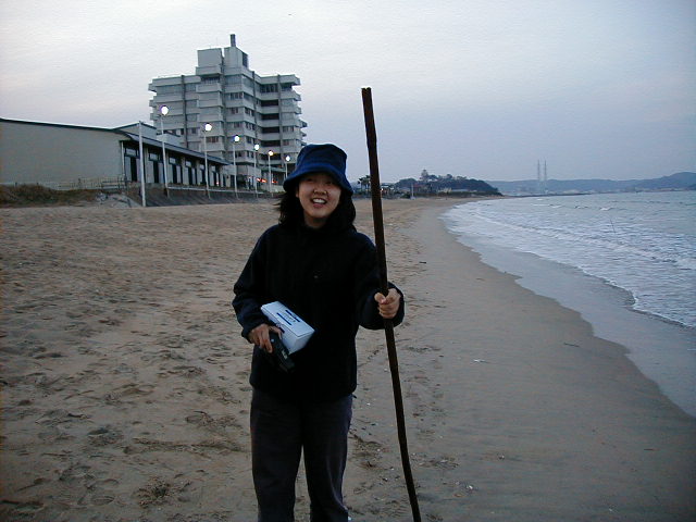 karatsu kelli with a stick.JPG, 1/3/2005, 61 kB