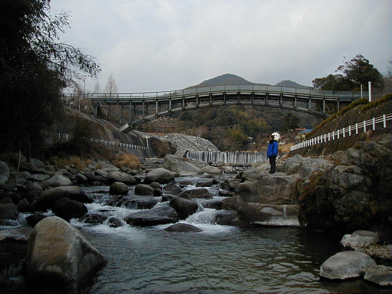 yoshi waterfall near miyazaki.JPG, 1/3/2005, 198 kB
