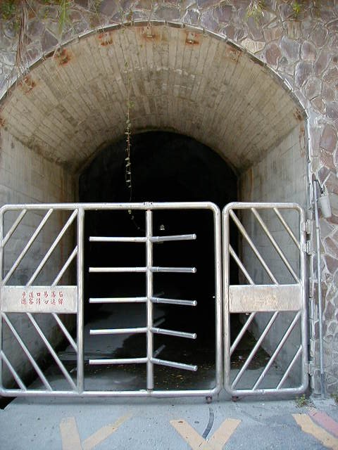 tg - entry tunnel for hiking.JPG, 1/3/2005, 69 kB