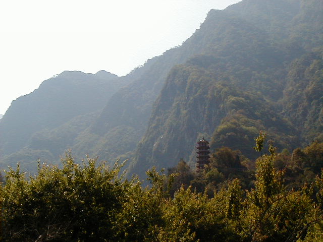 tg - pagoda and hill.JPG, 1/3/2005, 59 kB