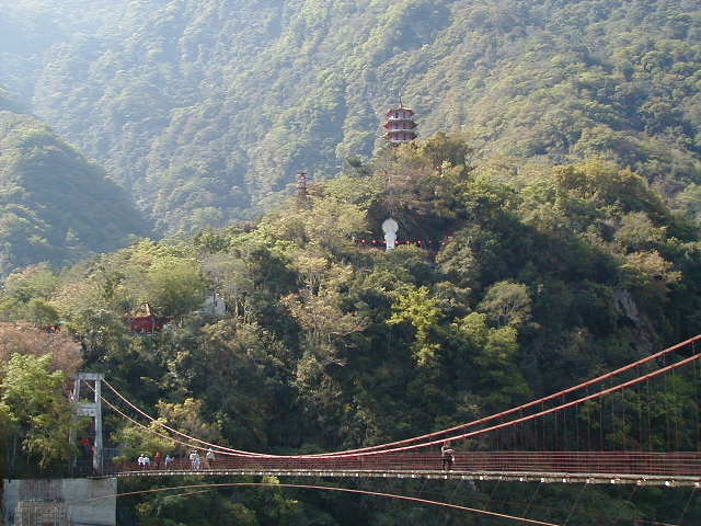 tg - temple and bridge.JPG, 1/3/2005, 62 kB
