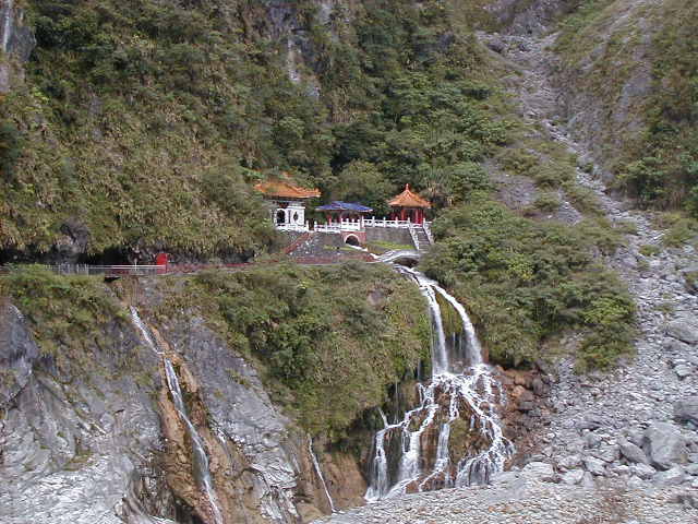 tg - temple and waterfalls 2.JPG, 1/3/2005, 62 kB