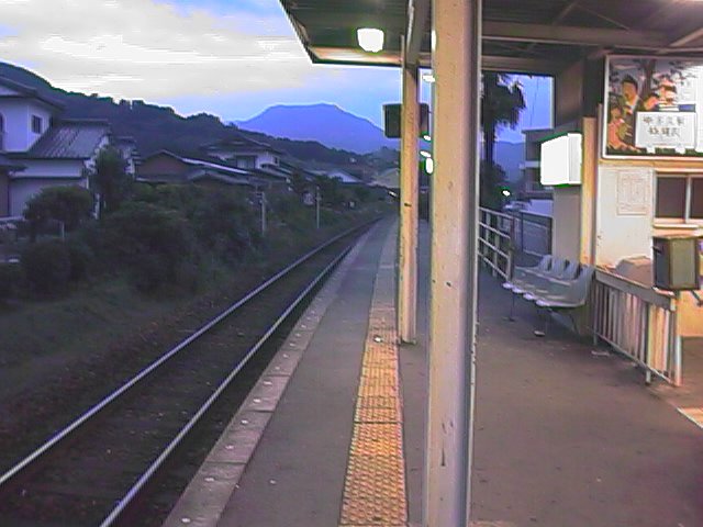 waiting for the train in Ogi.jpg, 58143 bytes, 10/5/1999