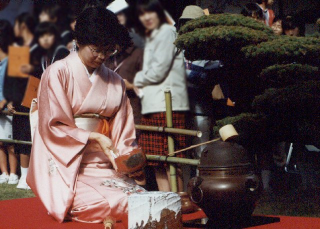 a woman performs the tea ceremony.jpg, 85297 bytes, 10/27/1999