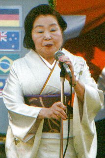 woman giving a speech at the intl tea ceremony.jpg, 22317 bytes, 10/27/1999