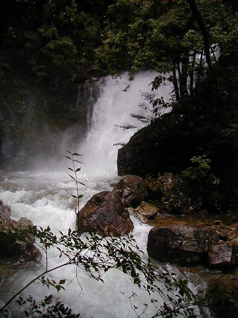 waterfall32.jpg, 69510 bytes, 9/18/2000