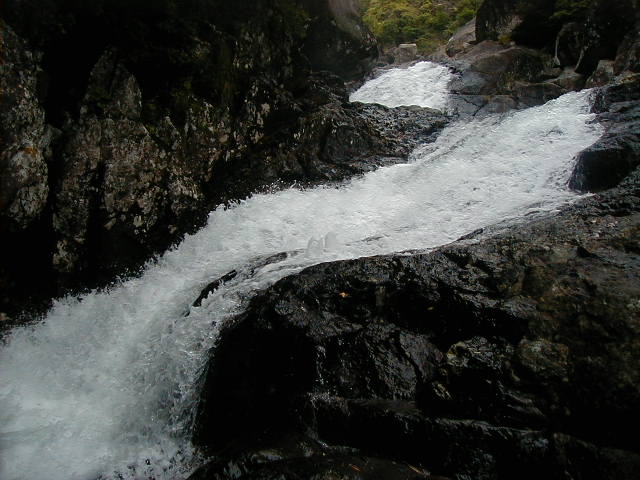 waterfall2.jpg, 61792 bytes, 2000/05/28