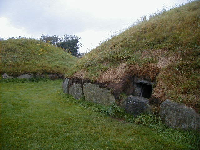 oct 14 second hill tombs 2.JPG, 63022 bytes, 10/14/2001