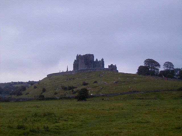 oct12 view of rock of cashel.JPG, 61076 bytes, 10/12/2001