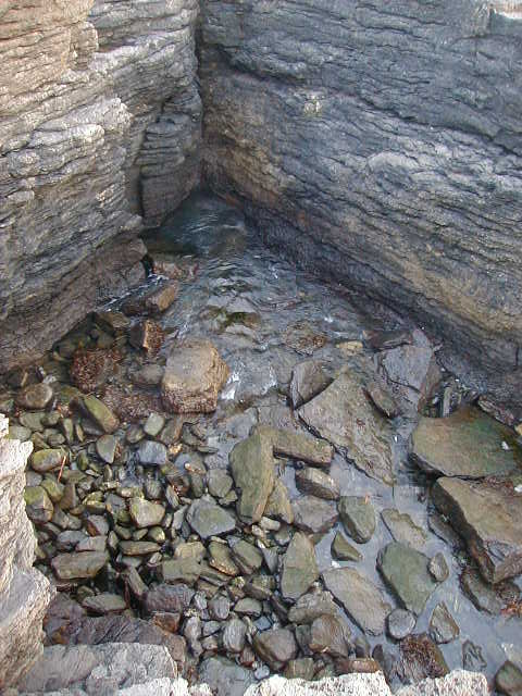 oct13 lighthouse swim hole.JPG, 64193 bytes, 10/13/2001