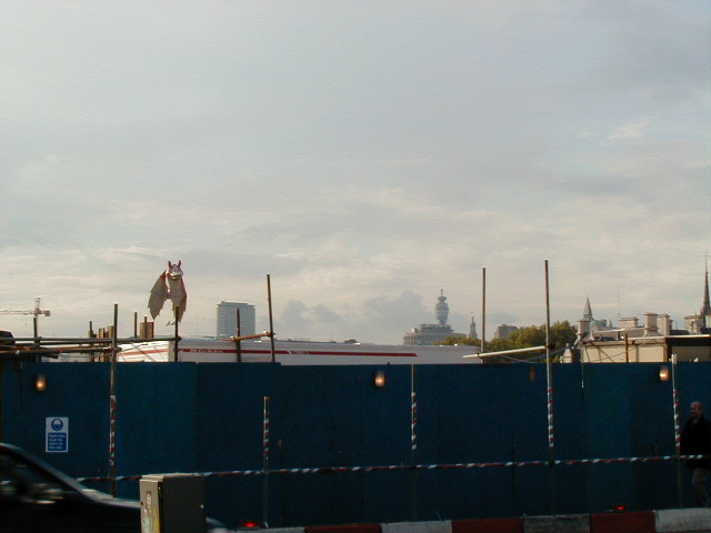 24sept jar jar in london.JPG, 55316 bytes, 9/24/2001