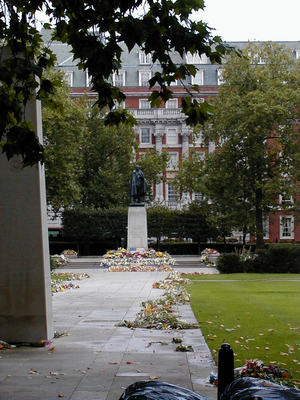 27sept london memorial.JPG, 394960 bytes, 9/27/2001