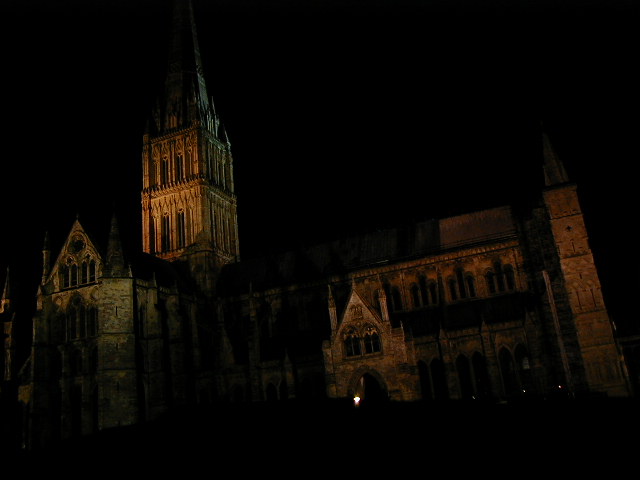 28sept salisbury cathedral by night 3.JPG, 42523 bytes, 9/28/2001