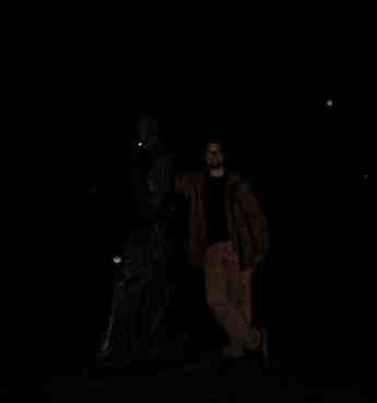 28sept scary statue.JPG, 22276 bytes, 1/7/2002