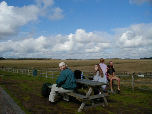 29sept stonehenge wait.JPG, 62676 bytes, 9/29/2001