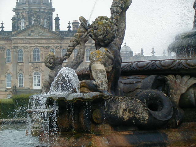 5sept howard fountain detail.JPG, 62231 bytes, 9/5/2001