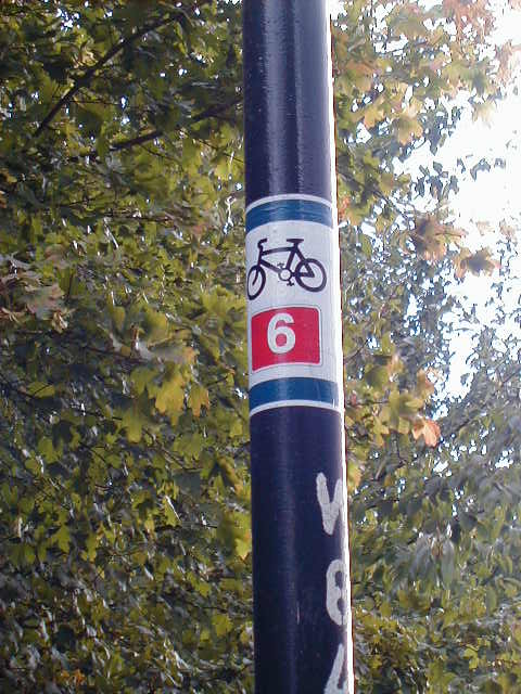 trail marker.JPG, 63811 bytes, 10/1/2001