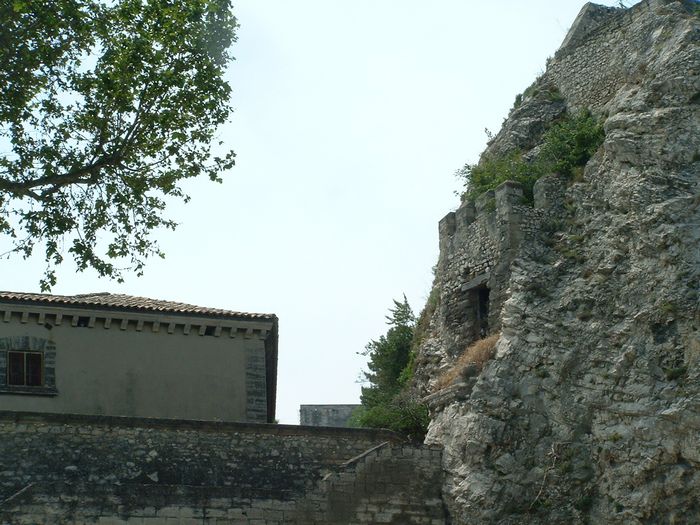 citywallsentrance.jpg, 6/1/2004, 101 kB