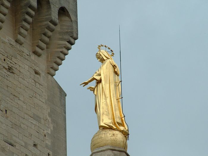 palacegoldstatue.jpg, 6/1/2004, 54 kB