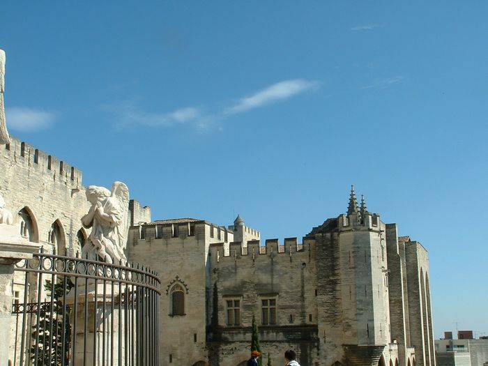 palacewithstatue.jpg, 6/1/2004, 65 kB