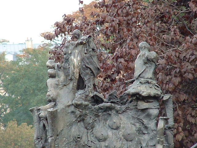 statueinparknearnotredame.jpg, 10/26/2003, 129 kB