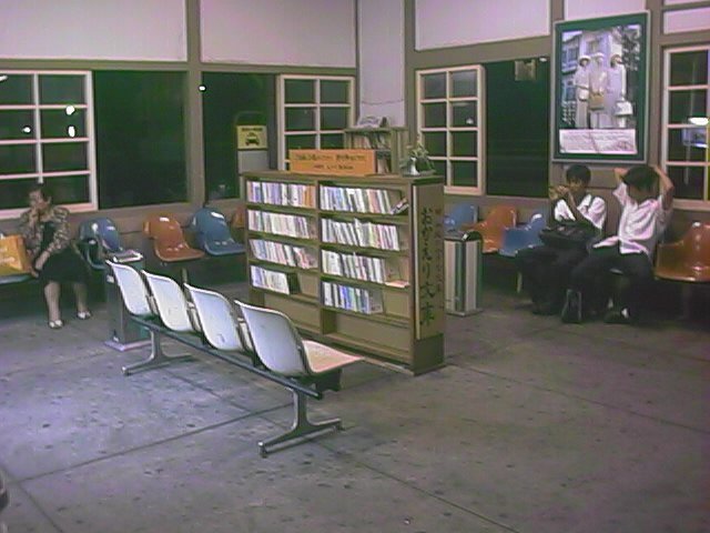 Ogi train station bookshelf.jpg, 57842 bytes, 10/1/1999