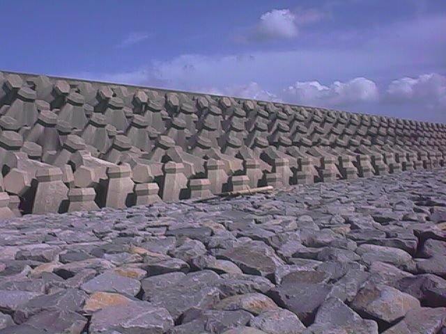 breakwater and rocks 3.jpg, 62752 bytes, 10/3/1999