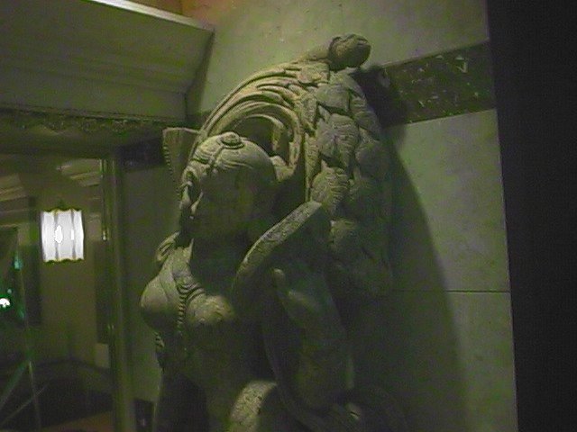 statue at the indian restaurant in fukuoka.jpg, 49312 bytes, 9/24/1999