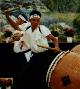 taiko drummer.jpg, 20609 bytes, 9/6/1999