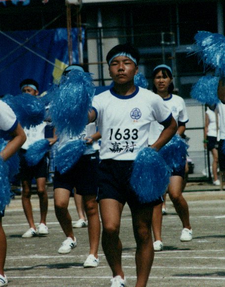 ushizu dancers 2.jpg, 68268 bytes, 12/8/1999