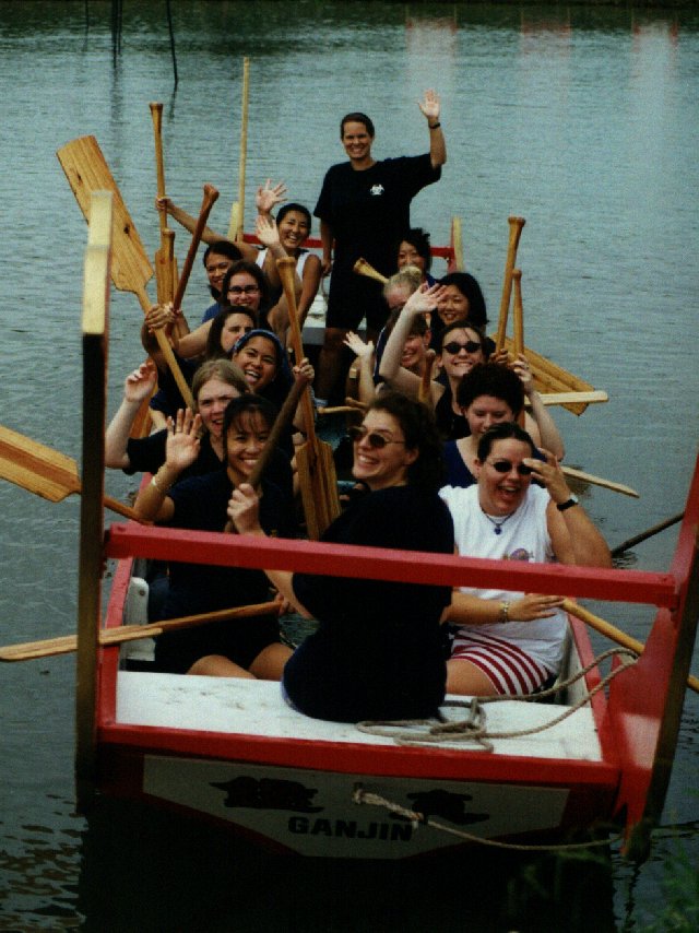 women's dragon boat.jpg, 117337 bytes, 9/22/1999