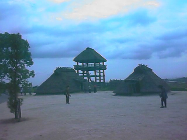 yayoi pit dwelling and watchtower.jpg, 35076 bytes, 9/25/1999