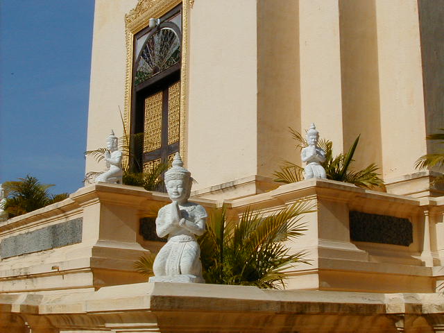palacestatues.jpg, 60208 bytes, 1/3/2001