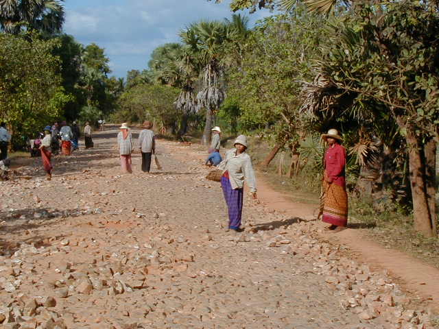 roadwomen2.jpg, 63558 bytes, 1/6/2001