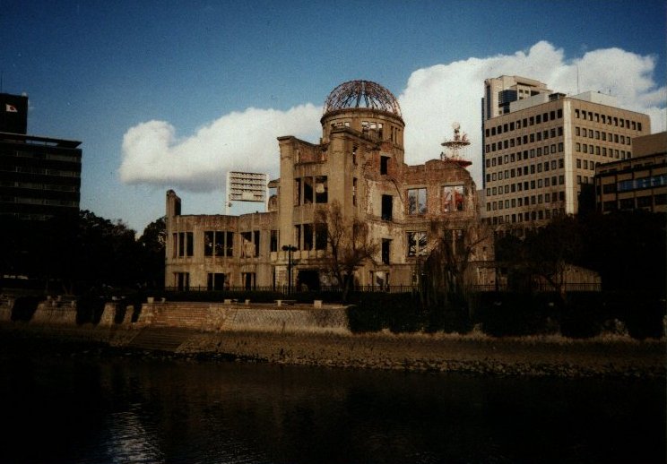 hiro - burned out building.jpg, 1/3/2005, 71 kB