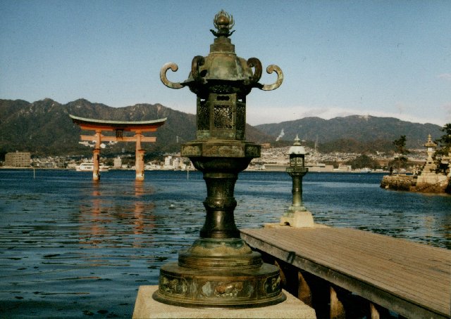 miya - temple and ootorii.jpg, 1/3/2005, 70 kB